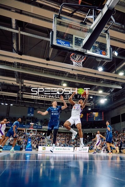 Gaston Nguyen beim Dunk gegen MLP Academics