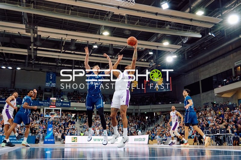 Demajeo Wiggins (2, BG Göttingen) mit Wurfversuch gegen Niklas Würzner (2, MLP Academics Heidelberg)