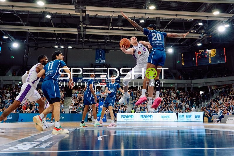 Michael Weathers mit Dunk für MLP Academics