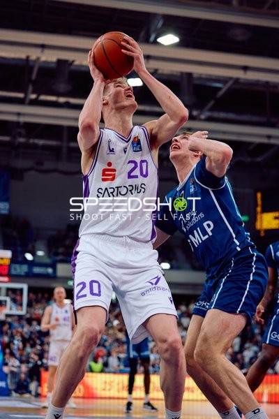 Janis Jünemann beim Wurf