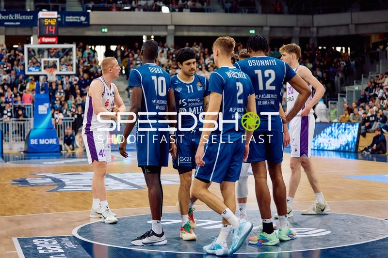 Spielergruppe auf dem Feld