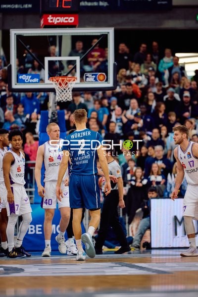 Spieler warten unter dem Korb