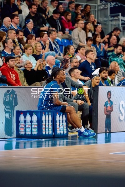 Serena Benavente auf der Bank während des Spiels