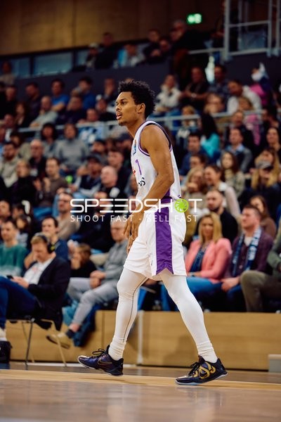 Tra Holder läuft konzentriert auf dem Spielfeld