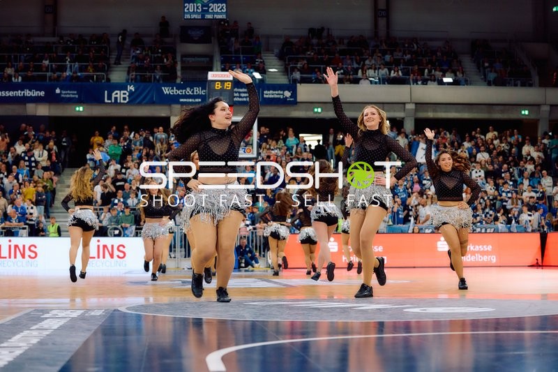 Cheerleader-Performance bei Basketballspiel