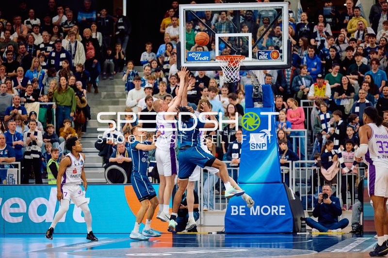 Intensiver Korbleger-Versuch im ersten Viertel