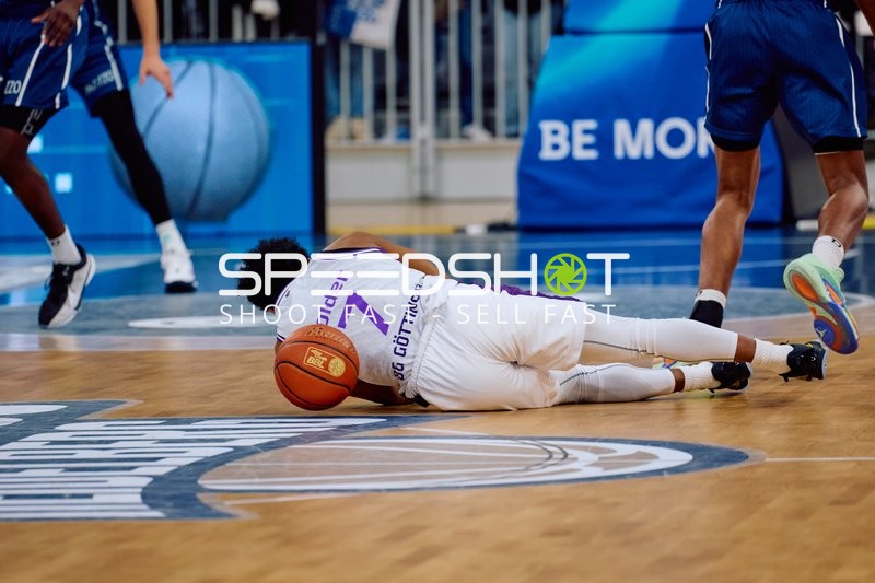 Tra Holder fällt auf das Parkett