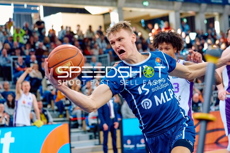 Dribbling von Niklas Würzner im Spiel