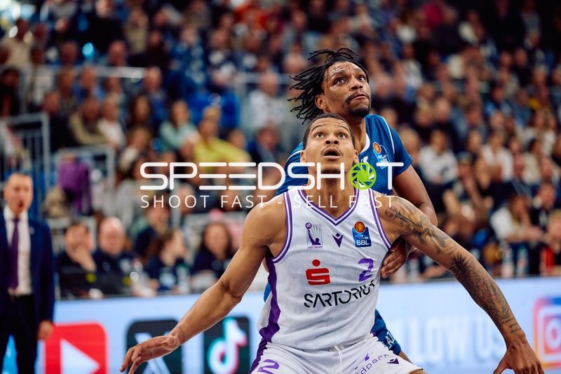 Demajeo Wiggins (2, BG Göttingen) gegen Osun Osunniyi (12, MLP Academics Heidelberg) um Rebound