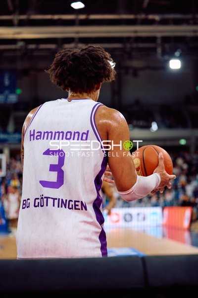 Deion Hammond mit Ball