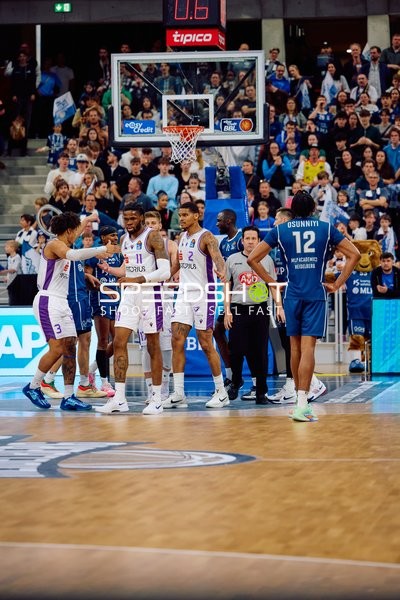 Diskussion zwischen BG Göttingen und MLP Academics Heidelberg-Spielern