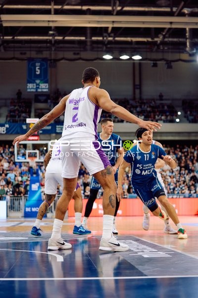 Ryan Mikesell dribbelt gegen BG Göttingen