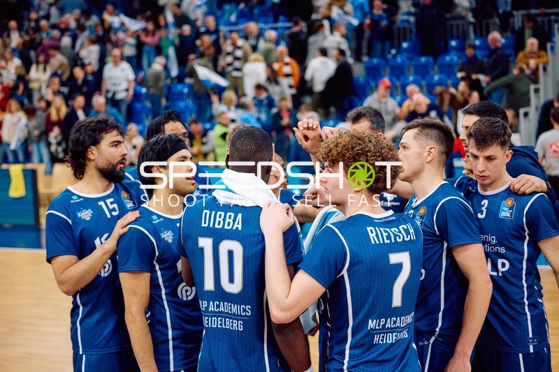 Andrew O’Brien (3, MLP Academics Heidelberg), Evan Rietsch (7, MLP Academics Heidelberg), Bakary Dibba (10, MLP Academics Heidelberg) und Marcel Keßen (15, MLP Academics Heidelberg) in Teambesprechung