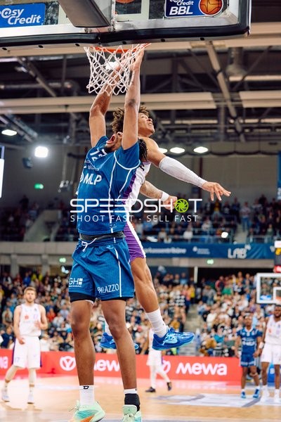 Osun Osunniyi mit kraftvollem Dunking