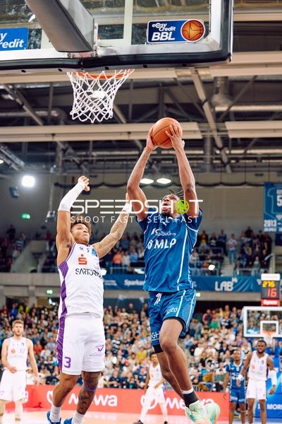 Osun Osunniyi geht für den Dunk