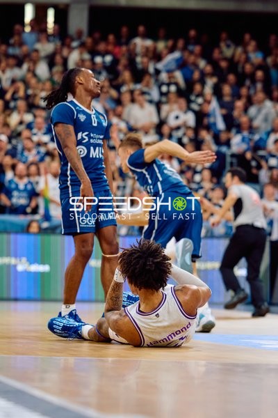 Intensive Spielszene im Basketball zwischen MLP Academics Heidelberg und BG Göttingen