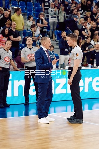 Diskussion zwischen Schiedsrichter und Coach