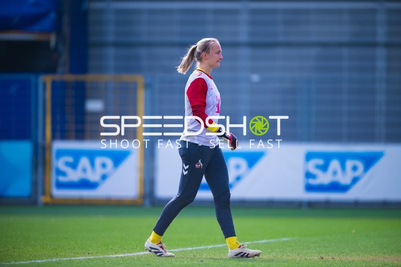 Ein Spieler des 1. FC Köln geht über das Spielfeld.