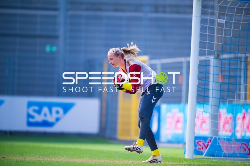 Torwart bereitet sich vor oder reagiert während des Spiels.