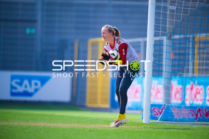 Torhüterin hält den Ball