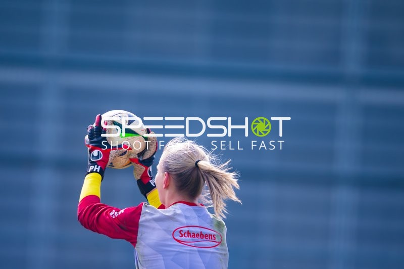 Torhüterin fasst den Ball.