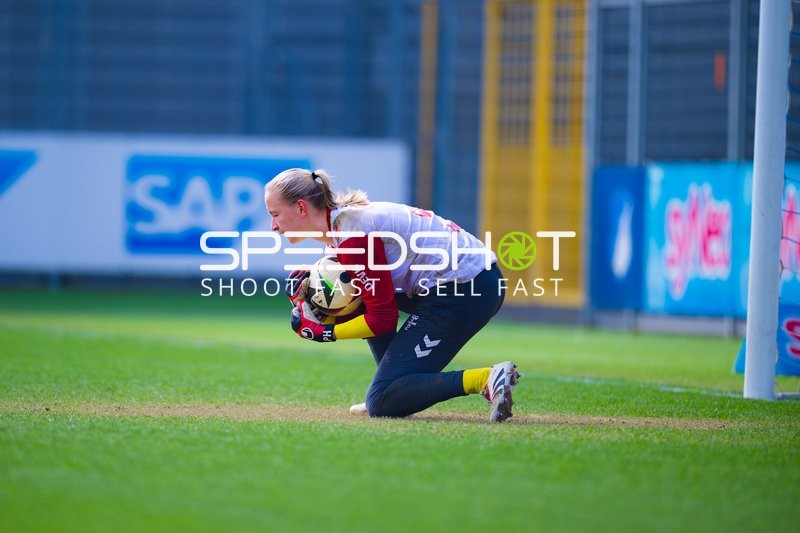 Torwart hält den Ball