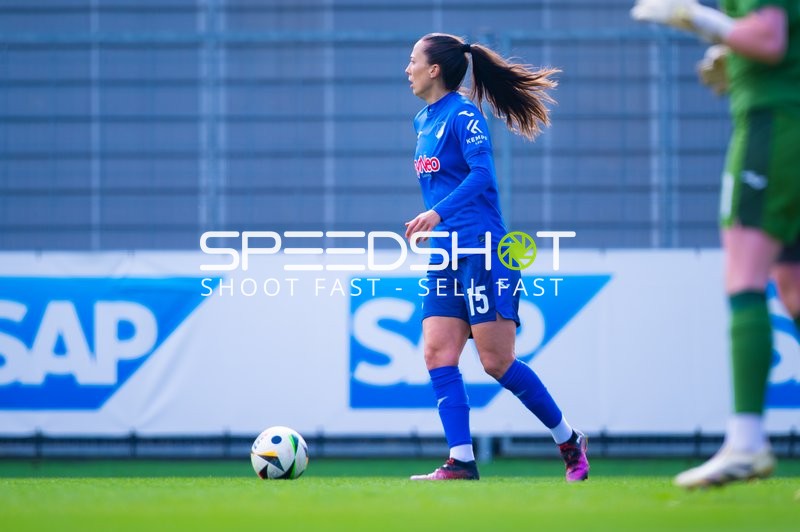 Spielerin läuft mit dem Ball