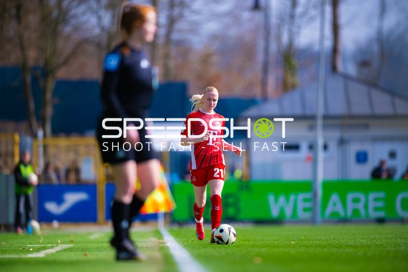 Spielerin vom 1. FC Köln führt den Ball entlang der Seitenlinie