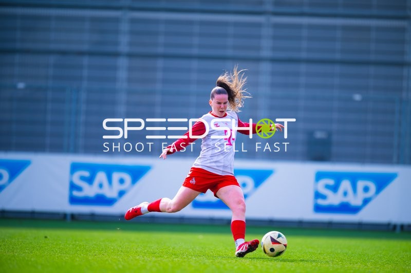 Eine Spielerin schießt den Ball.