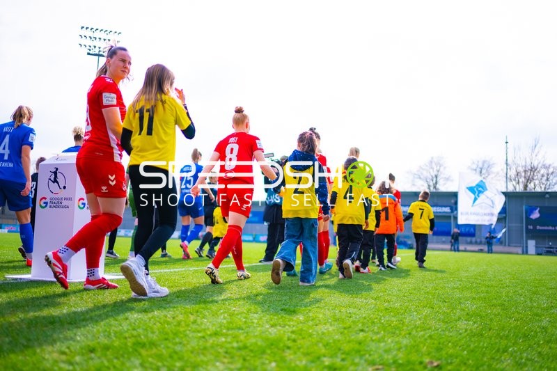 Spielerinnen laufen ins Stadion ein
