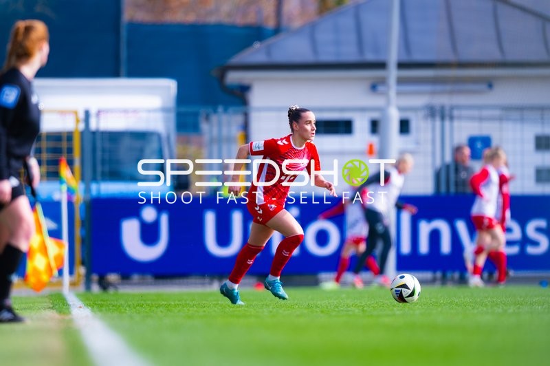 Eine Spielerin des 1. FC Köln dribbelt den Ball entlang der Seitenlinie.