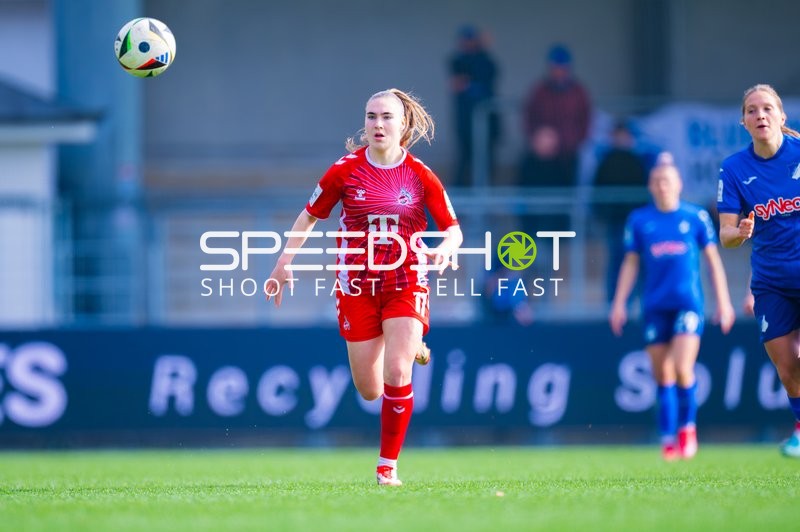 Ein Spieler des 1. FC Köln läuft in Richtung des Balls.