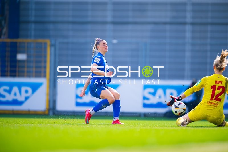 Angriffsvorstoß von TSG Hoffenheim mit einer Torwartabwehr von 1. FC Köln