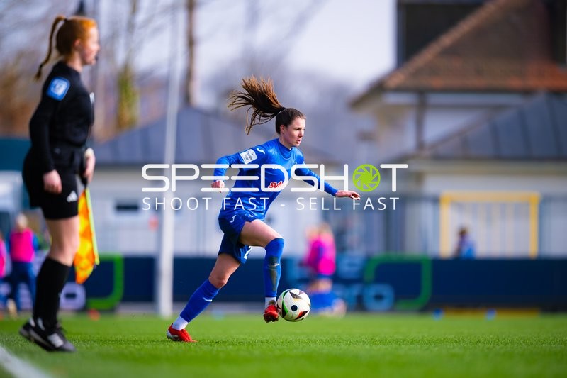 Spielerin von TSG Hoffenheim Frauen 1 im Ballbesitz und sprintet mit dem Ball