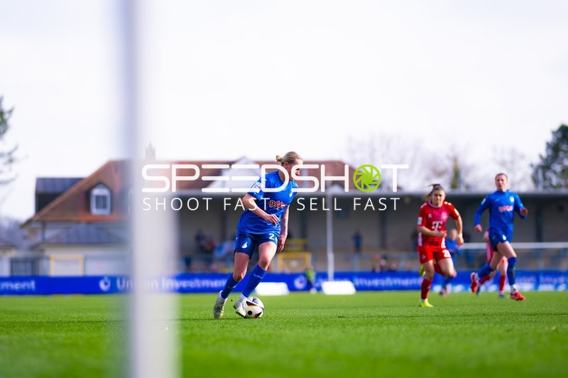 Eine Spielerin von TSG Hoffenheim führt den Ball.
