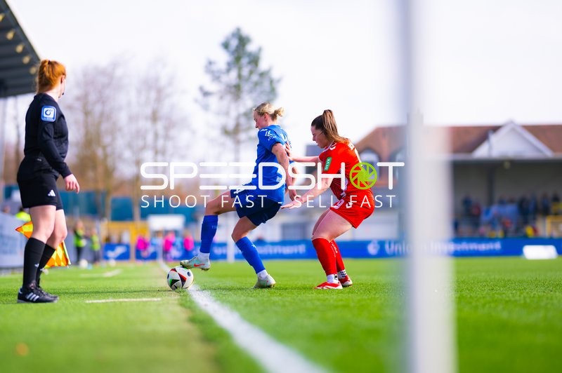 Zweikampf um den Ball an der Seitenlinie