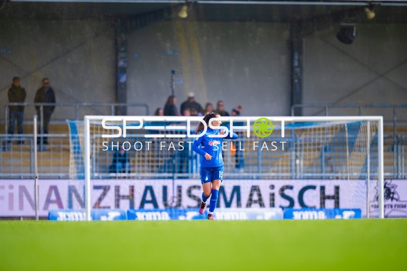 Spielerin in Abwehrposition vor dem Tor