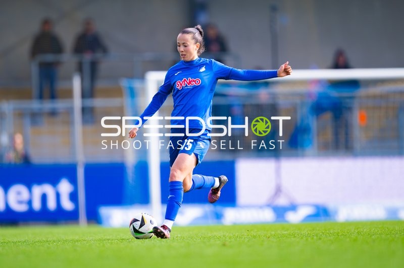 Spielerin Marta Cazalla Garcia spielt den Ball.