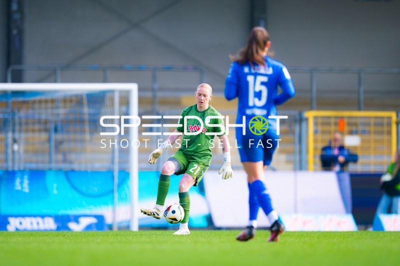 Torwart spielt den Ball