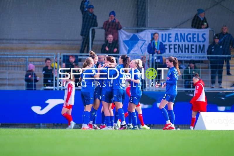 TSG Hoffenheim Spielerinnen feiern ein Tor.