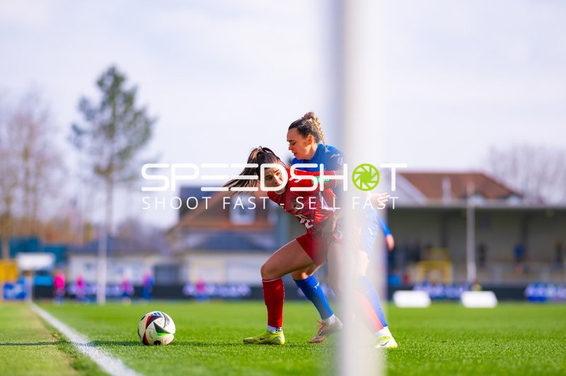 Zweikampf um den Ball nahe der Seitenlinie