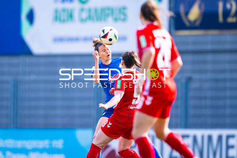 Spieler von Hoffenheim und Köln im Kopfballduell.