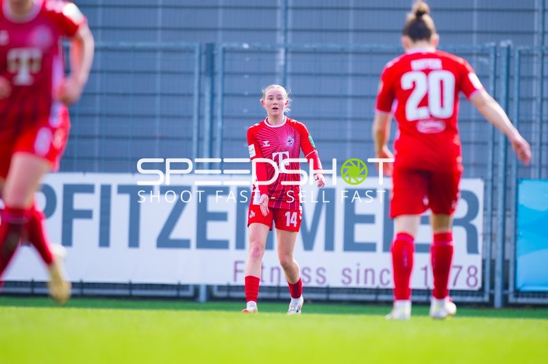Spielerinnen auf dem Feld in Aktion