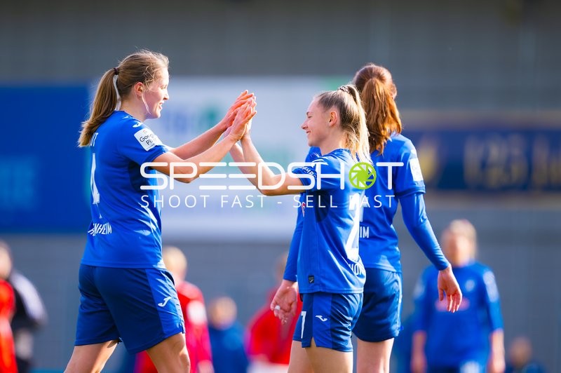 Zwei Spielerinnen klatschen sich ab