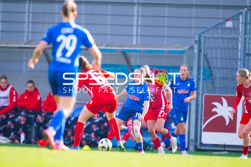 Zweikampf um den Ball im Mittelfeld