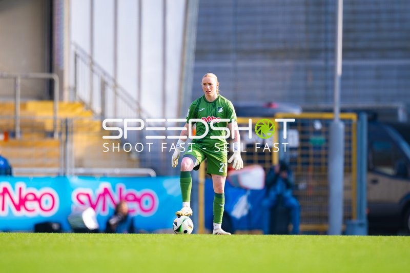 Torhüterin vom 1. FC Köln bereit, den Ball ins Spiel zu bringen.