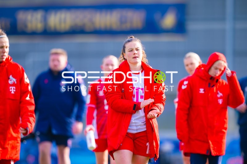 Spielerinnen und Betreuer des 1. FC Köln betreten das Spielfeld.