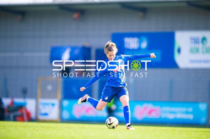 Spielerin tritt den Ball