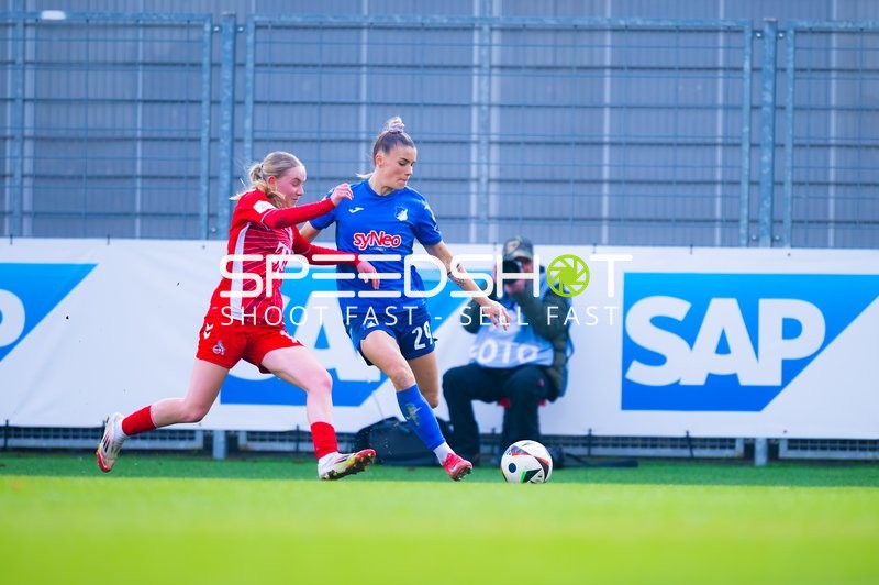 Kampf um den Ball im Mittelfeld zwischen Spielerinnen beider Teams.