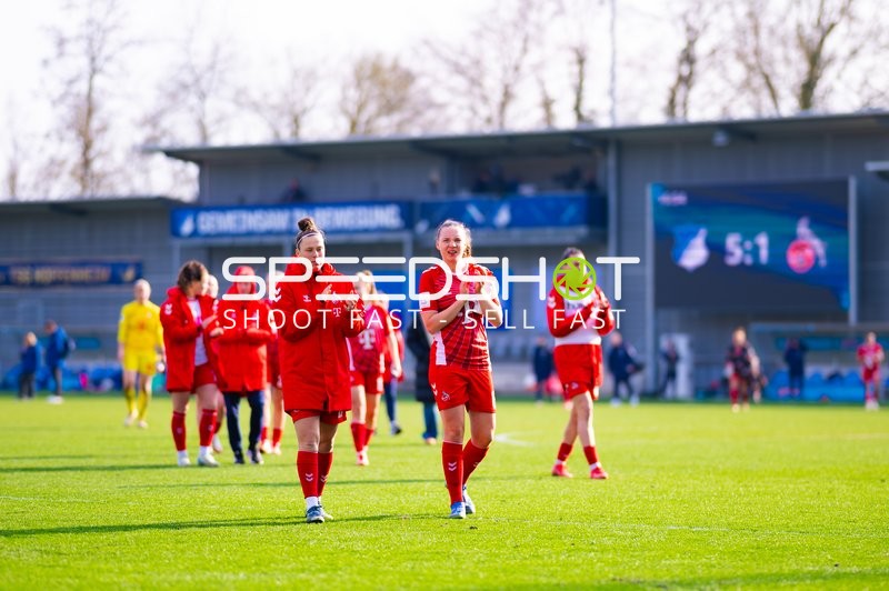 Spielerinnen des 1. FC Köln gehen nach dem Spiel über das Feld.